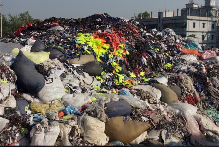 Image: Photo of an official dumping site of 14 factories next to an Export