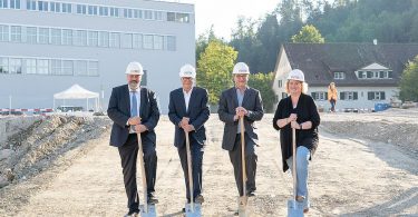 Laying of the foundation stone, from left to right: Michael Künzle (Mayor), Bernhard Jucker (Chairman of the Board of Directors of Rieter), Norbert Klapper (CEO Rieter), Christa Meier (City Councillor and Head of Building Department)